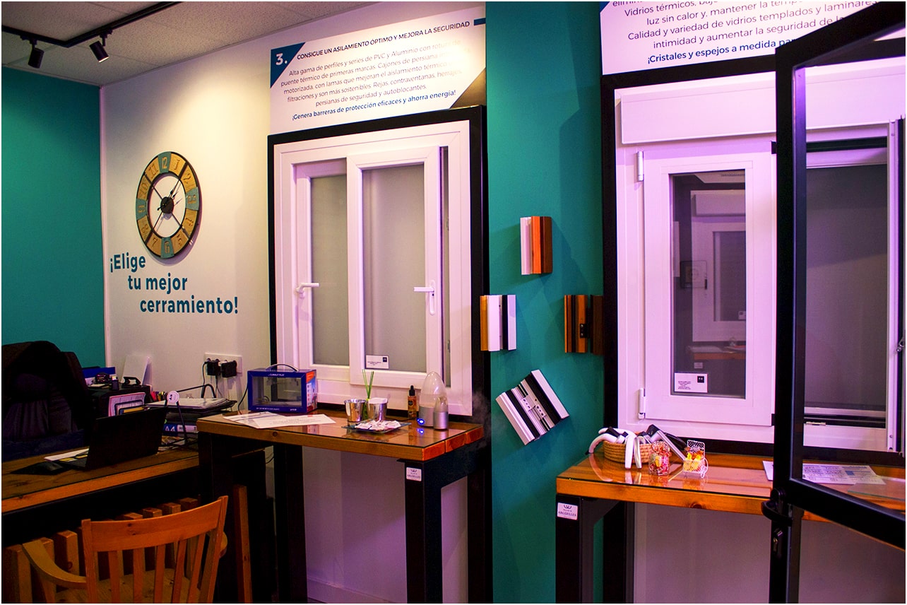 Exposición de ventanas y cerramientos de Ávila Carpintería Metálica