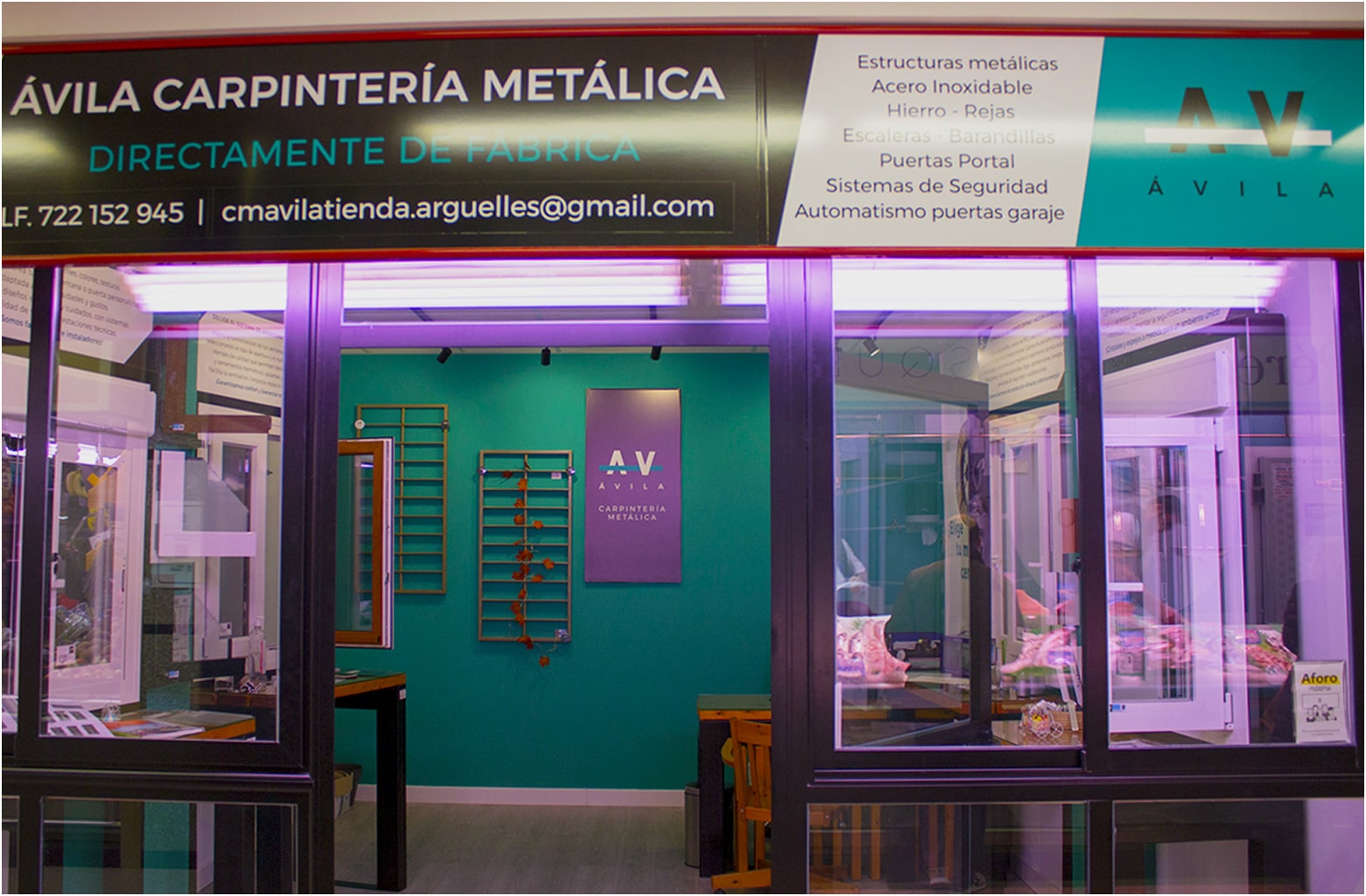 Fachada del puesto de Ávila Carpintería Metálica en el Mercado de Argüelles
