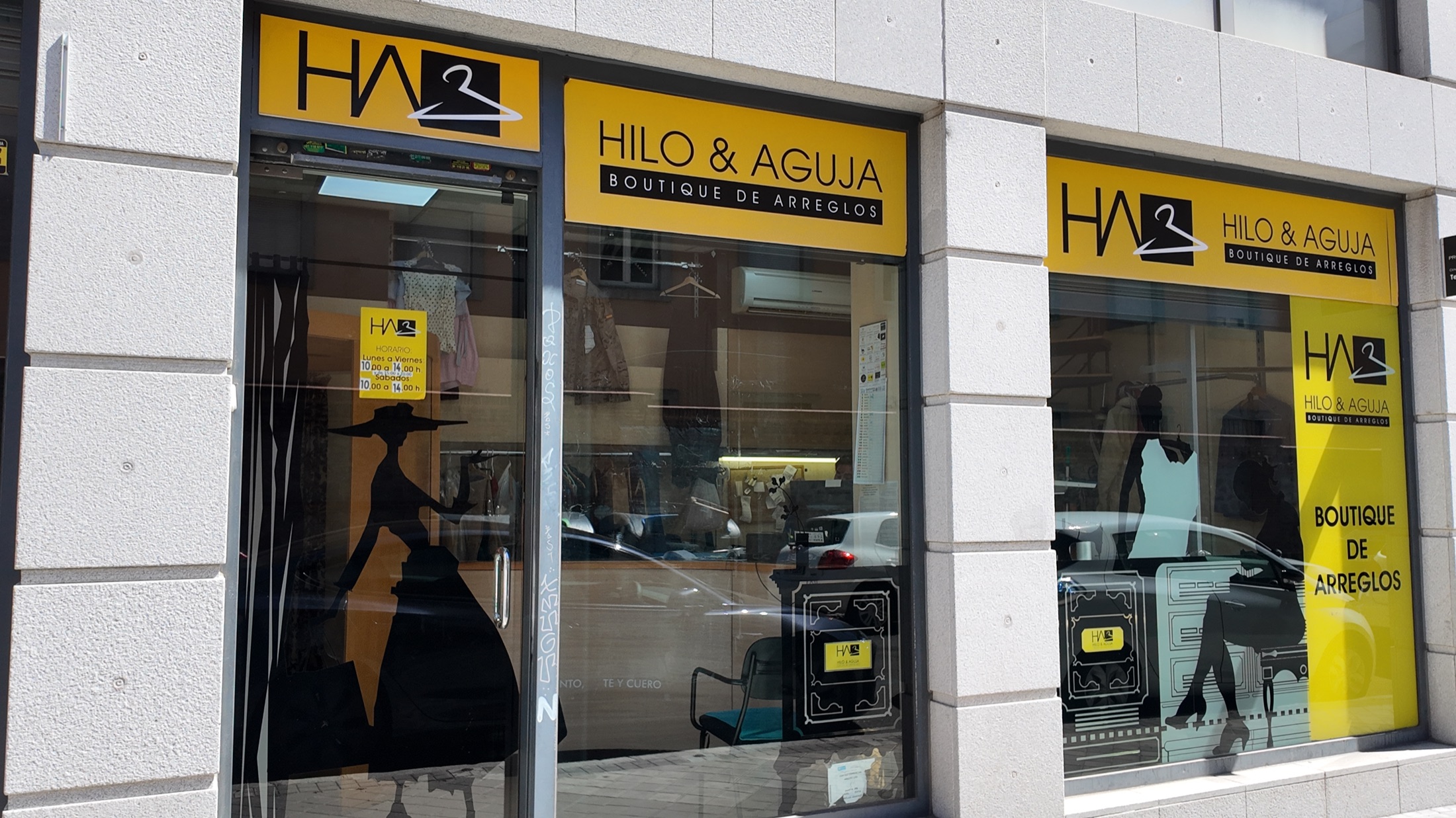 Fachada amarilla de Hilo & Aguja, boutique de arreglos del local exterior 4