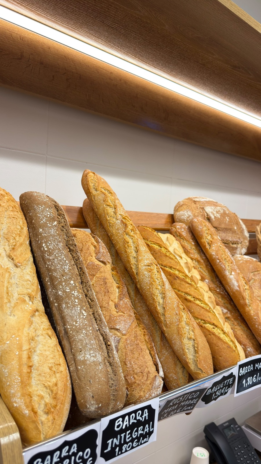 Variedad de panes artesanos de Mía Mía Bakery