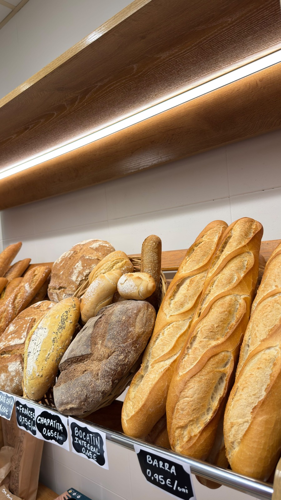 Selección de barras y panes artesanales de Mía Mía Bakery