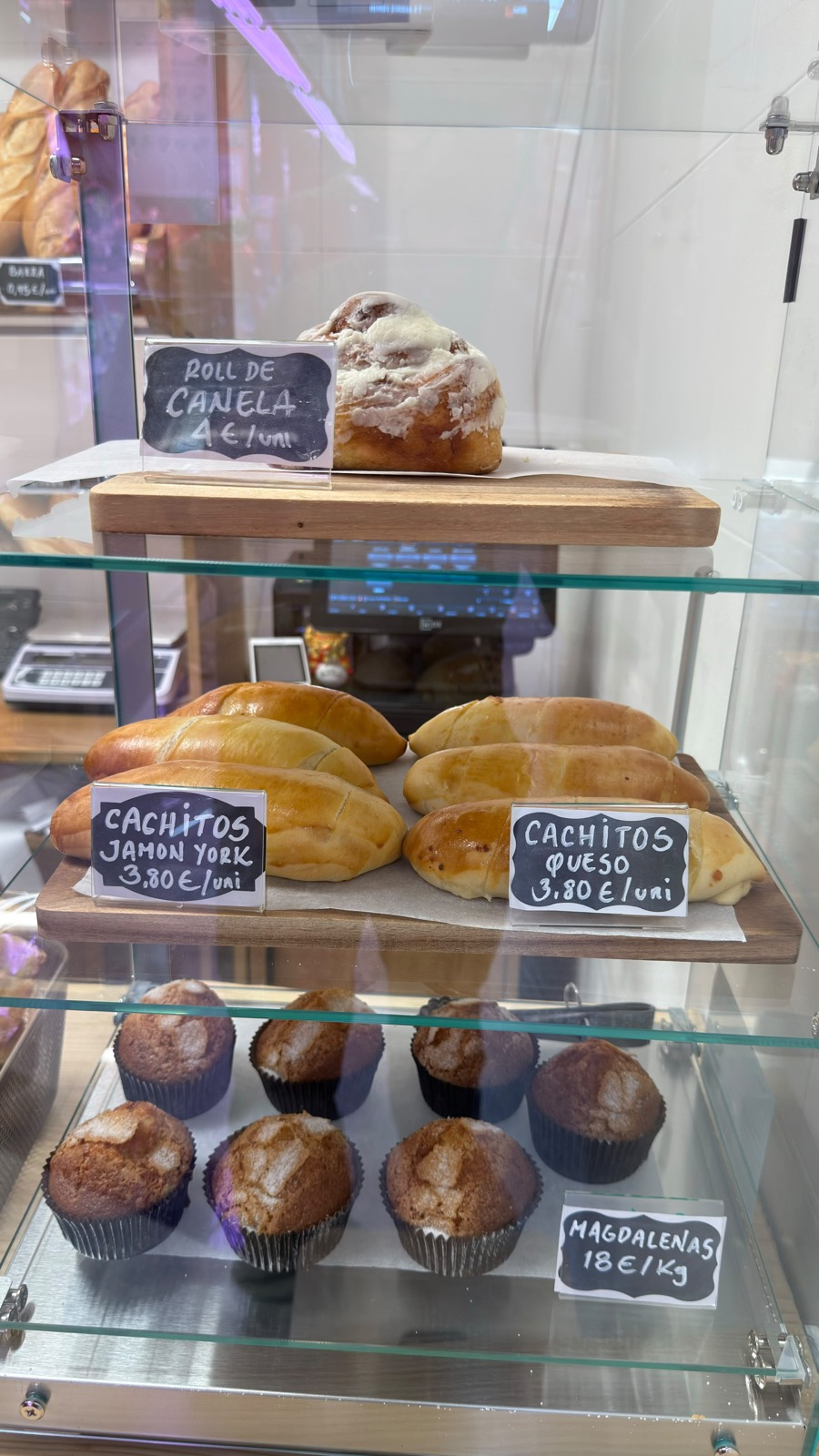 Cachitos, roll de canela y magdalenas de Mía Mía Bakery