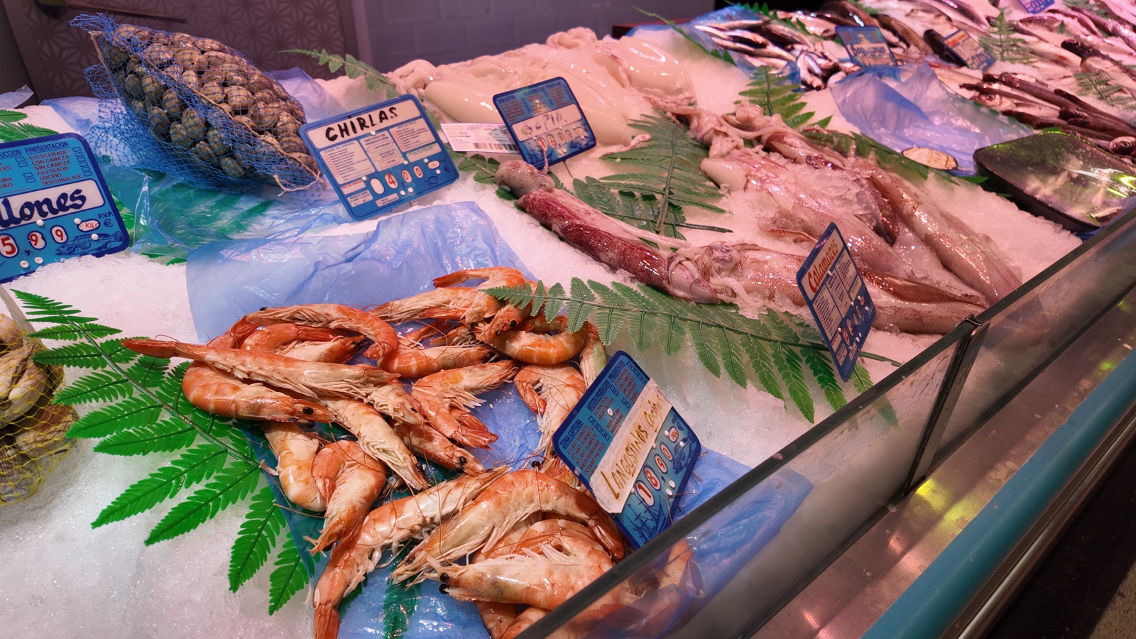 Mariscos frescos expuestos sobre hielo