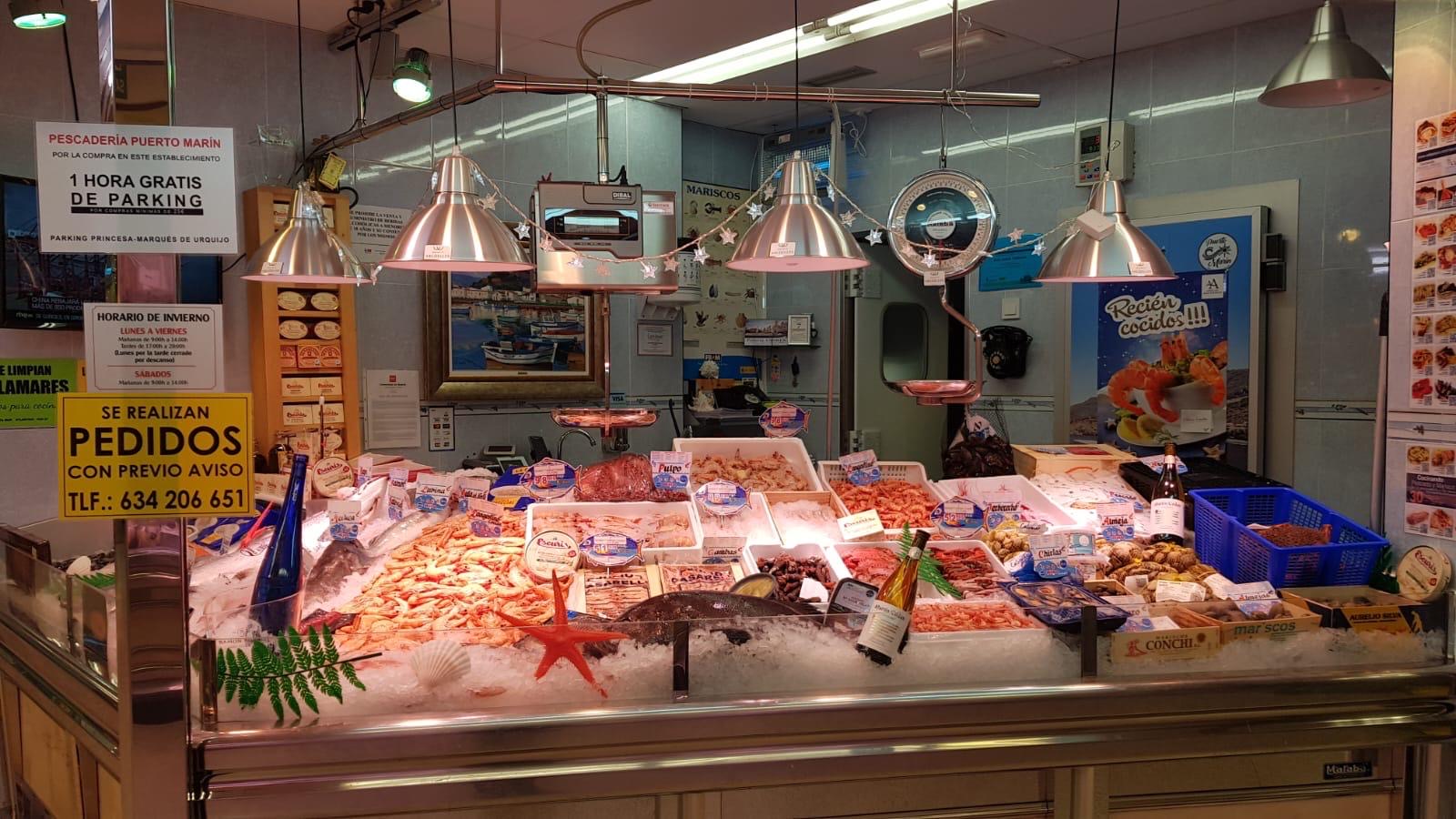 Escaparate del puesto 14 de Puerto Marín Pescados y Mariscos