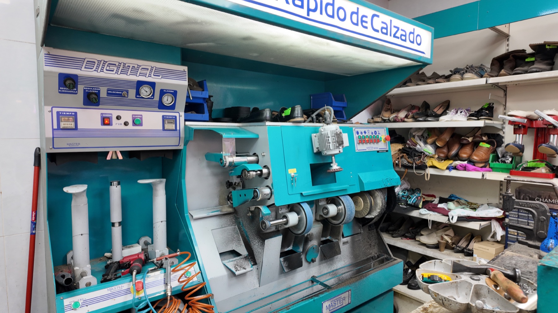 Maquinaria para la reparación de calzado en el taller de Jose